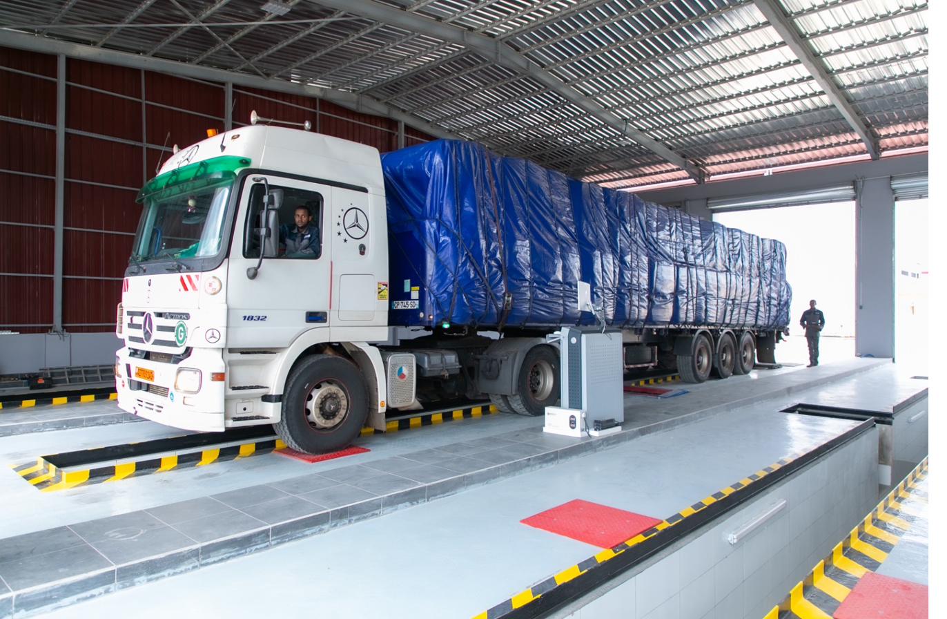 Camion Mercedes Actros sur ligne d'inspection poids lourds